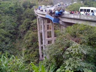 Illustration for article titled Scary Chinese Truck Crash Taunts Laws Of Gravity